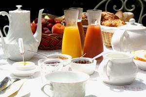 Petit déjeuner compris pour une nuit dans la chambre d'hôtes Verveine à la Rougeanne à Carcassonne, Canal du Midi en Pays Cathare