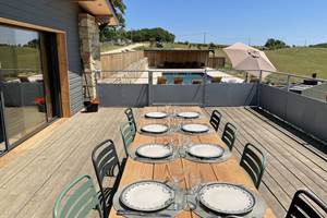 Terrasse gîte table repas