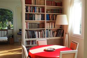 gite-proche-angers-salon-bibliothèque-table de jeux