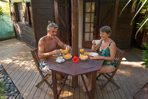 Petit déjeuner  sur la terrasse, après un plongeon dans la piscine....
