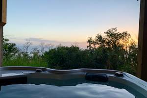 Profitez de couchers de soleil unique en sirotant votre ti-punch dans votre spa privatif