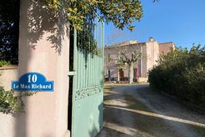 Le portail d'accès du Mas Richard