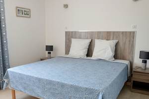 2 Chambre du gîte Divin Etoile lit king size 2_1.8 matelas Epéda bureau volet roulant