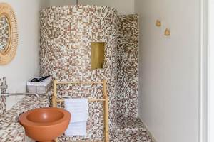 Salle de bain chambre d'hôtes Charlotte Perriand l'Esprit du 8 en Charente Maritime
