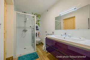 salle de bains avec douche et toilettes crédit photo :Thibaut Schenkel