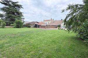 Vue domaine depuis jardin
