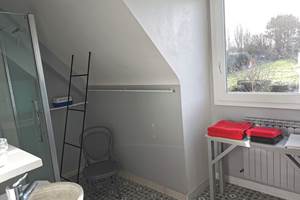 Salle de bain avec vue sur le jardin