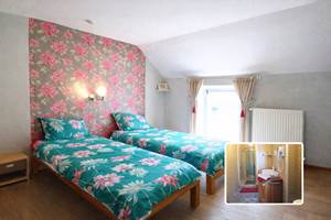 Une jolie chambre fleurie au second étage et sa salle de douche privée