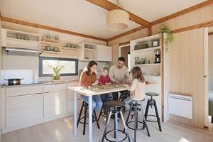 Coin repas avec sa cuisine toute équipée