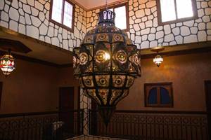 RIAD-AIT-BENHADDOU-Ouarzazate-réception-salle-d'accueil-suspension-ambiance-marocaine
