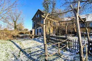 jardin-neige-maison-pierre-hiver-saisonnee-centres-aveyron.jpg