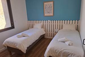 Chambre avec deux lits simples du gîte Le Pressoir, 2 chambres.