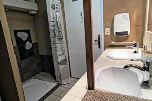 gite-panoramique-salle-de-bain-douche-double-vasque-centres-aveyron