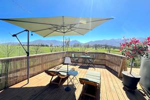 Terrasse ombragée avec un parasol orientable