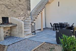 Terrasse avec barbecue privatif du gîte Le Ramonetage à Montblanc.