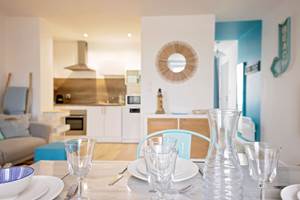 Appart 2 - table et vue cuisine