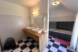La salle d'eau de la Chambre Fuschia : wc - baignoire/douche - 2 lavabos