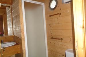 roulotte Campagne et Bois, salle de bain, vue sur la douche et le lavabo