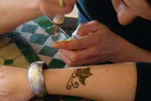 Une séance de henné au riad Menthe et Citron de Meknès