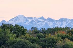 Par temps clair, vue sur les Pyrenees depuis les terrasses