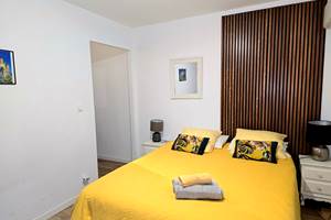 La chambre avec le grand lit