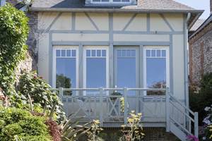 facade-maison-dhotes-jardin-fleuri-terrasse-colombages-honfleur-calvados-normandie