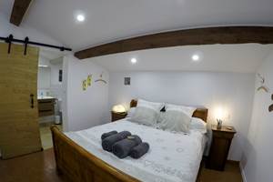 Chambre Alpine et sa salle d'eau au Cellier des Amis