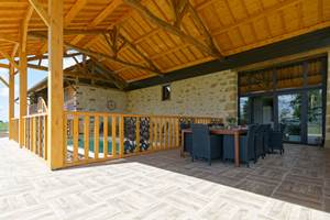 Terrasse abritée avec piscine et coin repas. Exposition Sud est