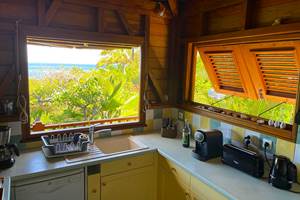 Cuisine avec vue jardin et mer
