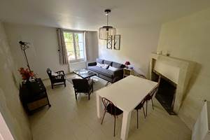 Pièce de vie vue d'ensemble coté espace à manger