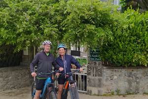 Nos clients Lia et Mark heureux de commencer leur randonnée dans les Monts de Blond !