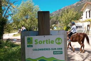 situé le long de la voie verte entre sortie 44 et 43