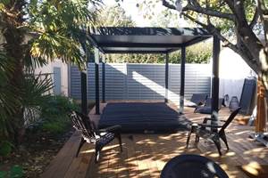 Pergola abritant le Spa