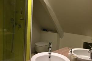 25_ Détail de la salle de bain