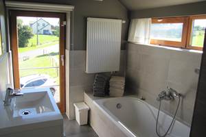 Salle de bain avec baignoire et lavabo
