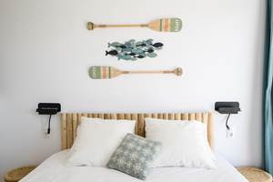 Étage : Chambre 3,  lit en 180cm avec vue mer! accès à une terrasse pour une vue panoramique. Des ports USB sont disponible dans les liseuses.