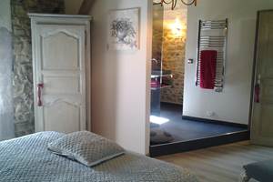 Salle de bains vue depuis la chambre