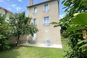 Espace extérieur calme avec terrasse et jardin privé