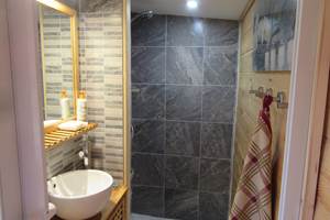 chalet cocooning avec coin repas, salle de bain et toilettes