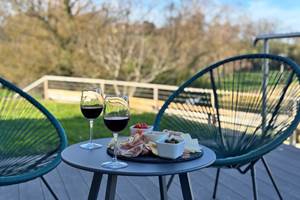 Détente au soleil devant le spa privatif – Spa Le Magnolia