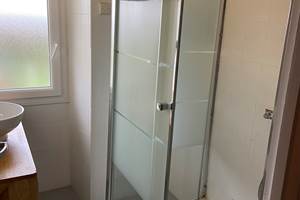 salle de douche de la suite longère avec grande douche