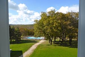 piscine chauffée nature préservée et vallonnée en Périgord Noir