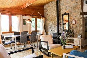 Salon/salle à manger avec poêle à bois