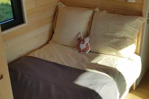 Cabane du Renard, banquette du salon en mode couchage