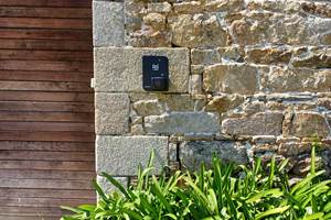 Borne de recharge pour véhicule électrique au Colombier Bretagne, chambres d'hôtes de charme