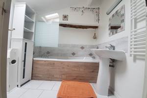Gîte La Marteille - Salle de bain avec baignoire et WC étage