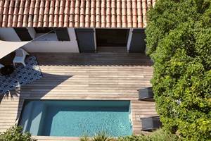 Vue panoramique sur la piscine et la terrasse aménagée