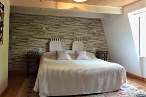 Demeure des tilleuls  chambre mur en pierre