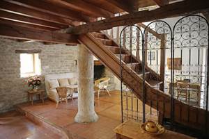 Le gîte Saint-Cirq-LaPopie salon , marie à la perfection vieilles pierres, bois et authenticité.