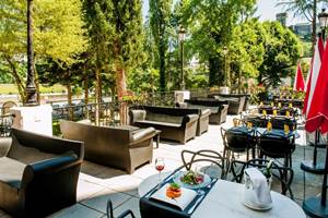 Hotel Gallia terrasse avec vue sur chateau-fort parc et sanctuaire